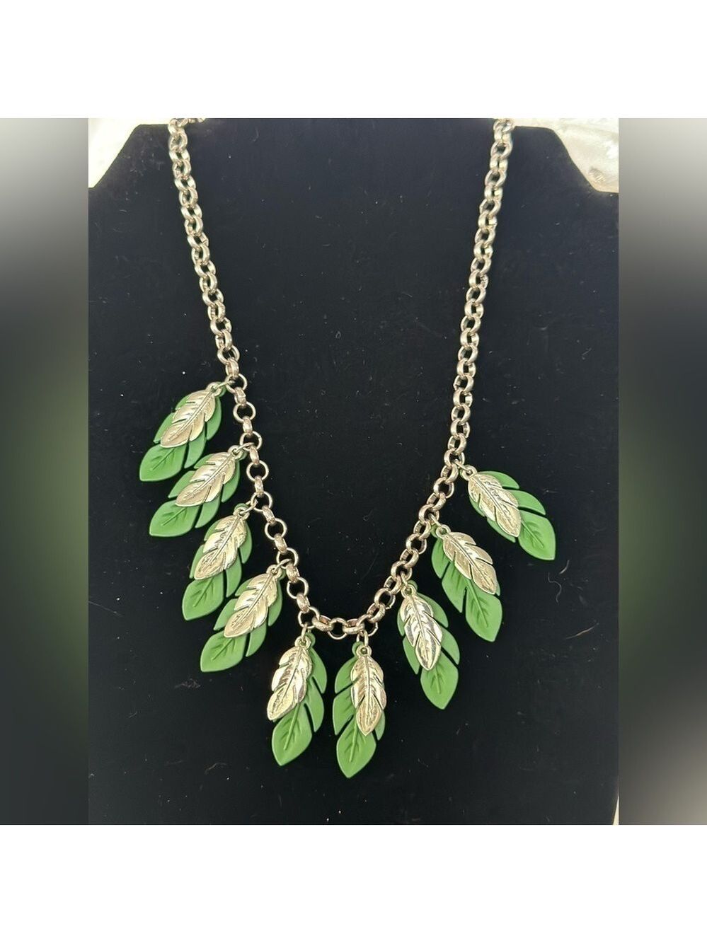 PAPARAZZI RULE THE ROOST - GREEN AND SILVER FEATHER NECKLACE - VINTAGE